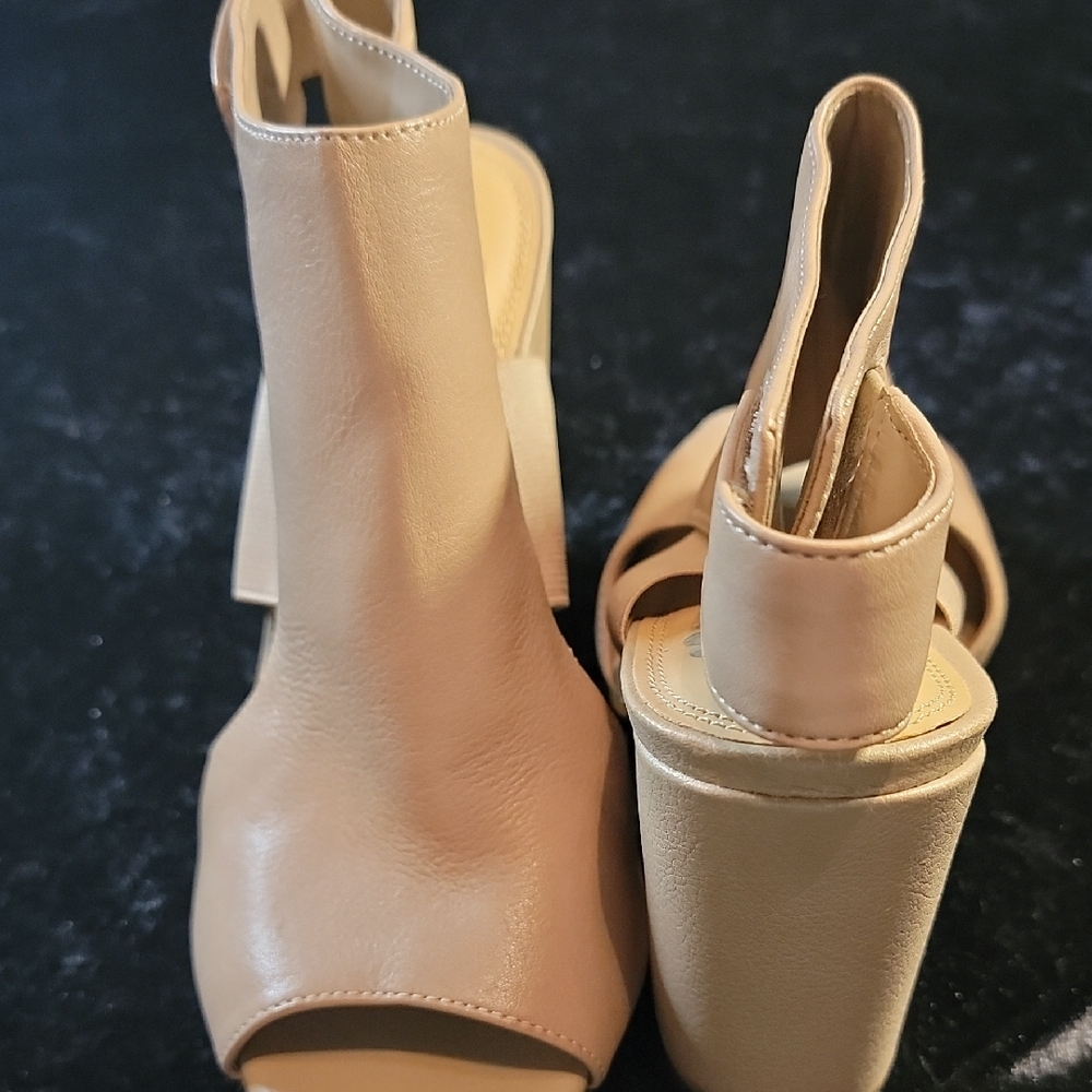 Gianni Bini Women's Leather Beige 4-Inch Heel Peep Toe Sling Back Sandal